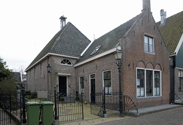 <p>In 1702 gebouwde Doopsgezinde Vermaning aan het Jan Nieuwenhuizenplein 4 in Edam. Het complex bestaat uit een teruggelegen eenvoudige zaalkerk met aan de straatzijde de aangebouwde pastorie. </p>

